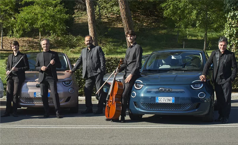 The Fiat 500 electric car in "Good morning, Dolce Vita" flash mob