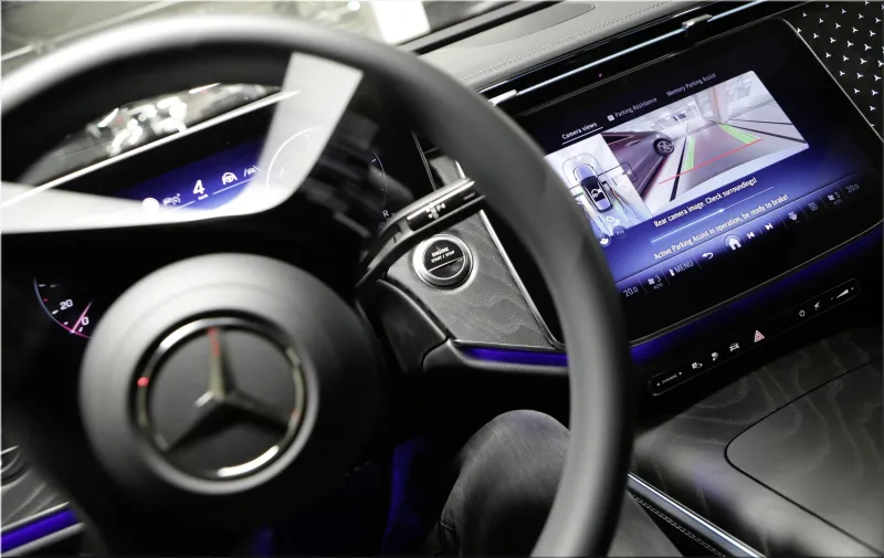 Active Parking Assist with PARKTRONIC