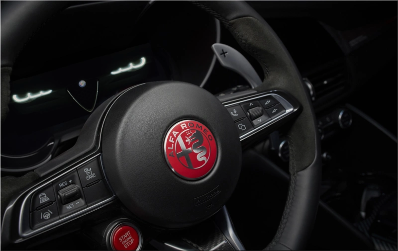 Alfa Romeo Giulia Quadrifoglio Luna Rossa