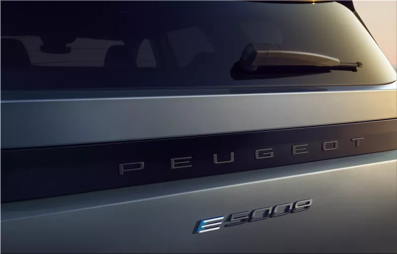 2024 Peugeot e-5008