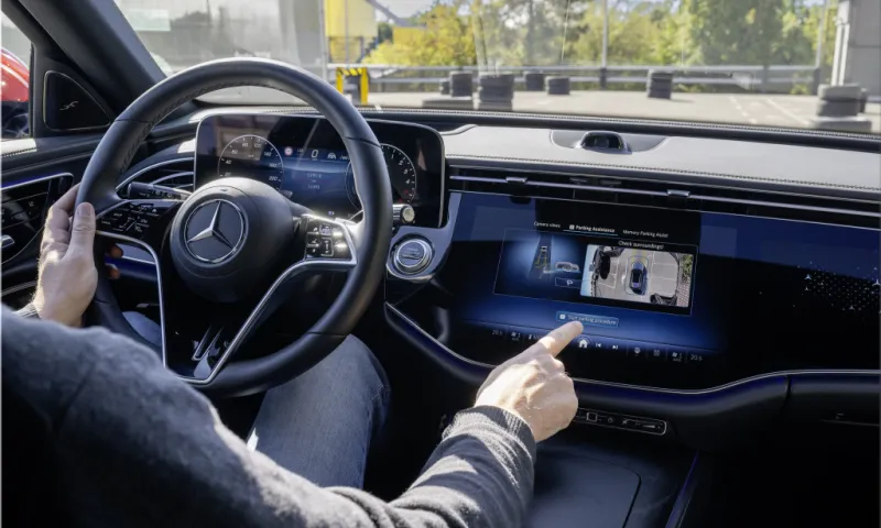 Active Parking Assist with PARKTRONIC