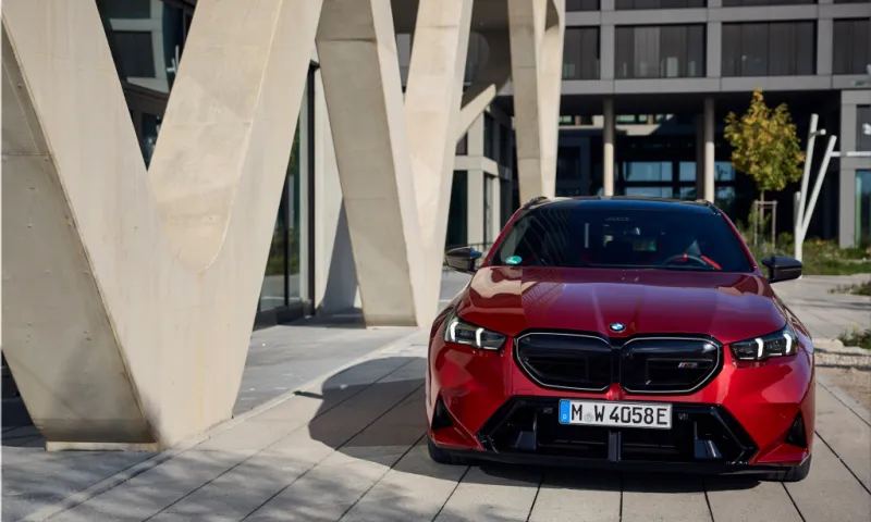 2025 BMW M5 Touring Dragon Fire Red