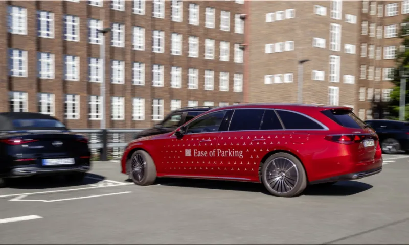 Active Parking Assist with PARKTRONIC