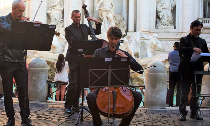 The Fiat 500 electric car in "Good morning, Dolce Vita" flash mob