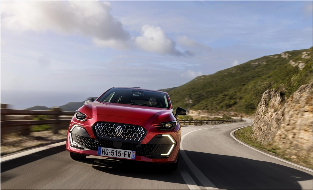 Renault Clio 2026: Upgraded Hybrid, Wider Stance, and 1,000 km Range