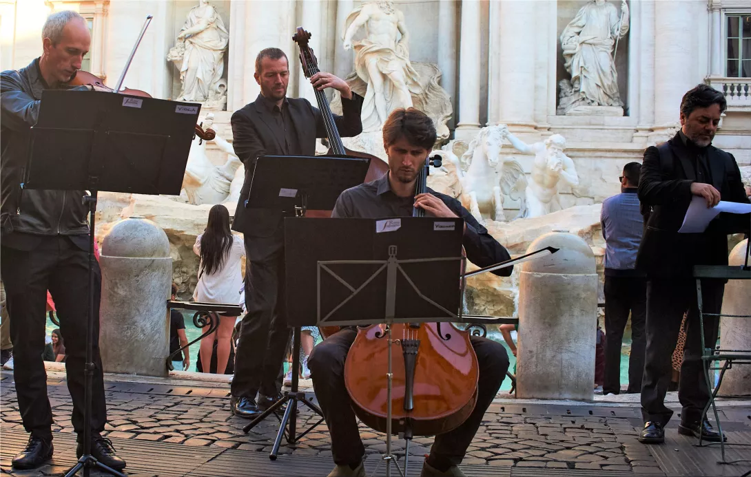 The Fiat 500 electric car in "Good morning, Dolce Vita" flash mob