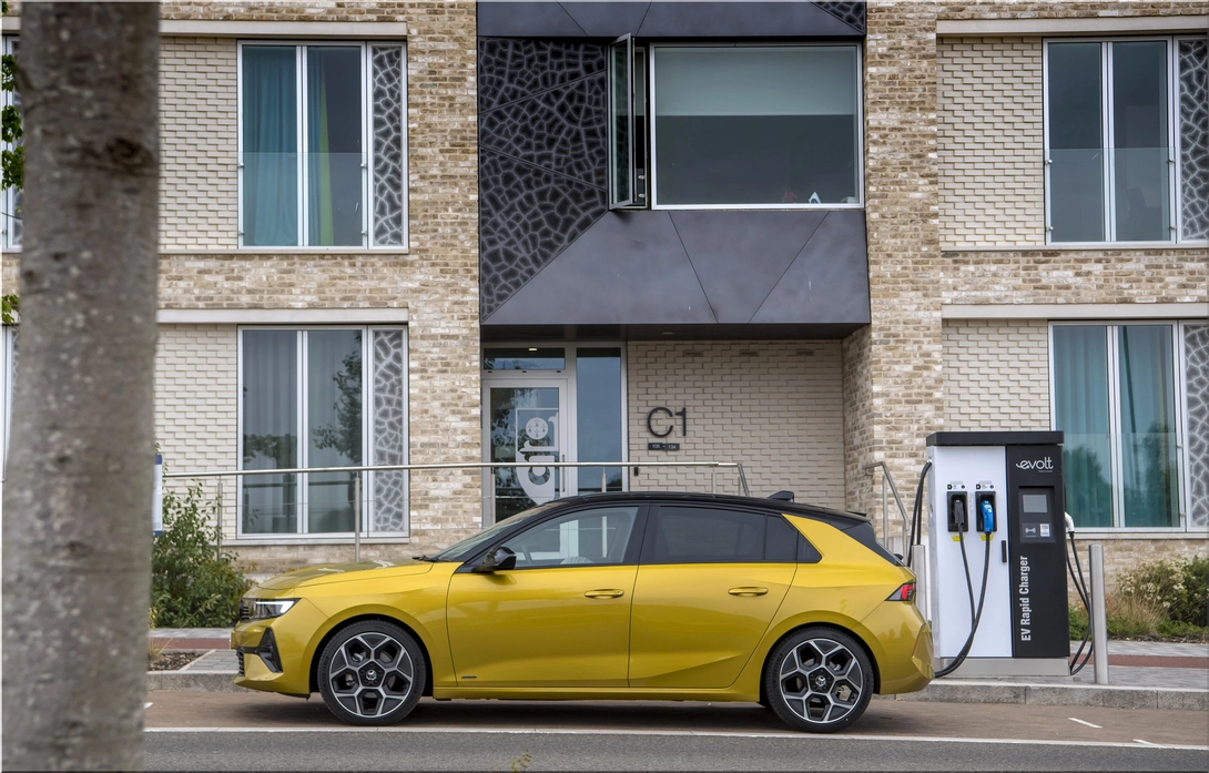Vauxhall Astra Plug-In Hybrid and GSE: More Range, Same Price, Real Fleet Savings